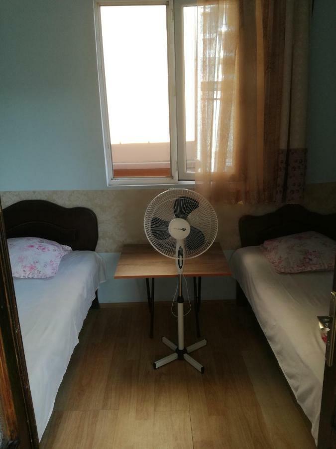 Guest House Nino Batumi Exteriör bild