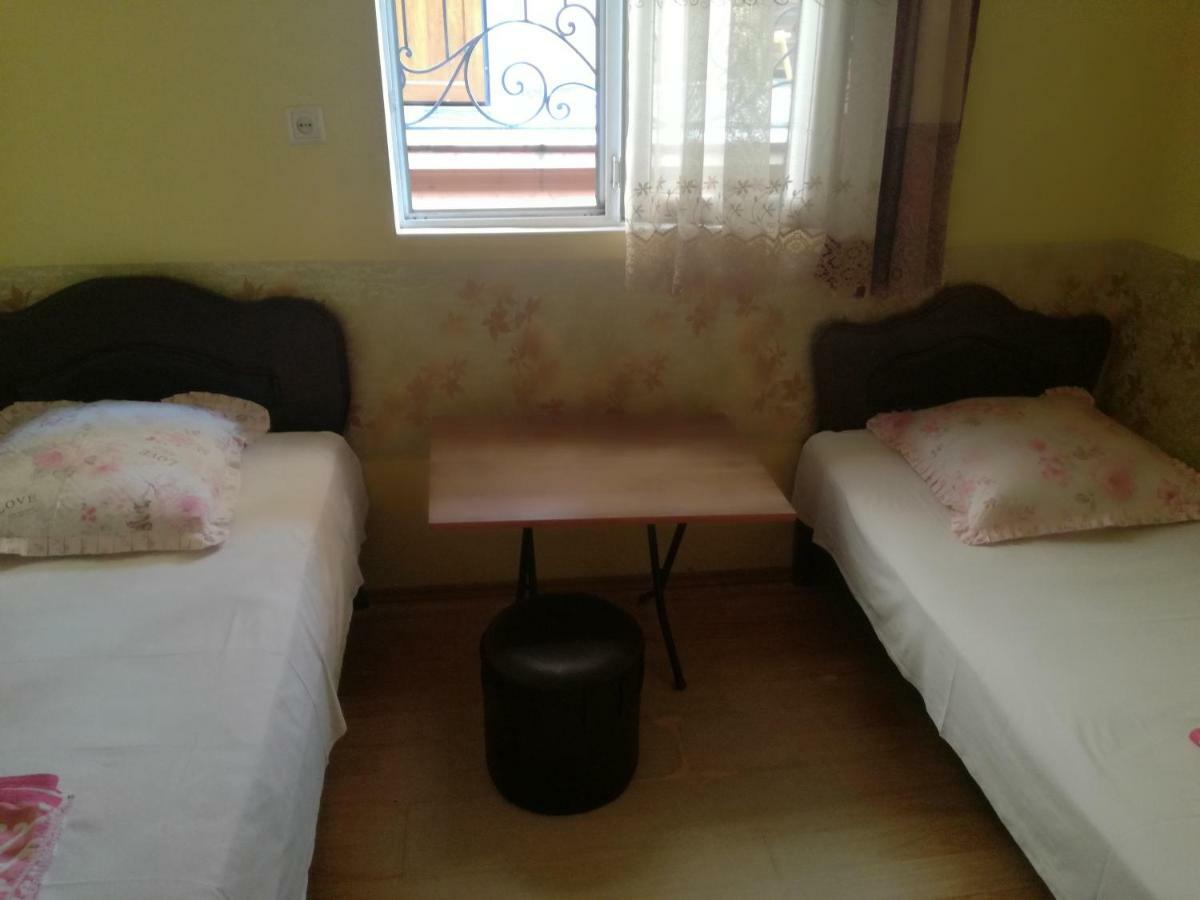 Guest House Nino Batumi Exteriör bild